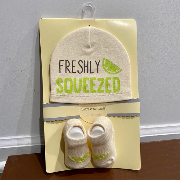 Baby boy essential bundle: onesies, socks, hat - Picture 2 of 6